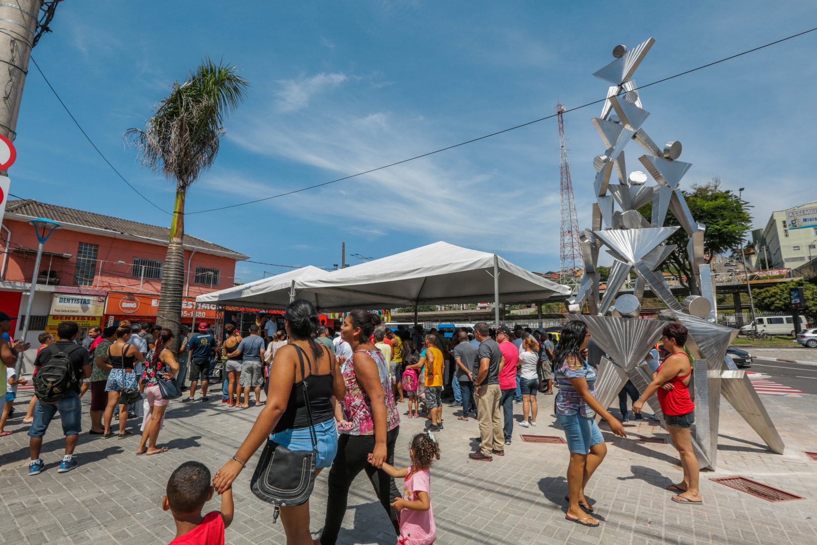PREFEITURA ENTREGA OBRAS DA ROTATÓRIA DA COHAB E DA PRAÇA CARLOS DE CASTRO  