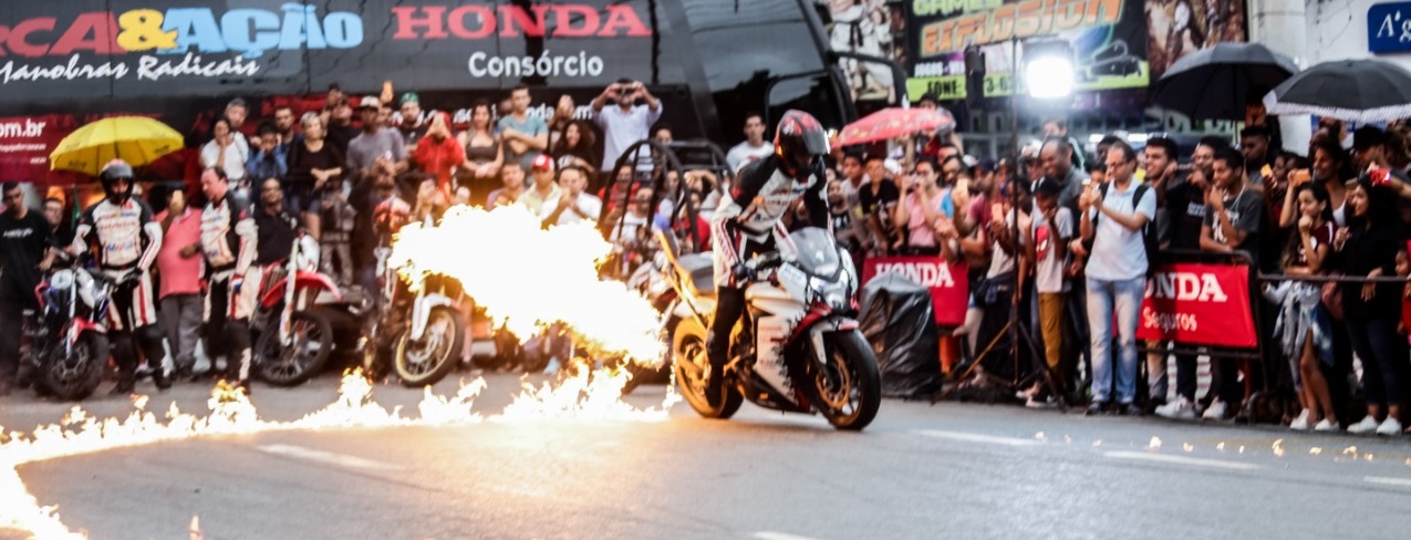 Acrobacia com motos marca Festival IT dos 60